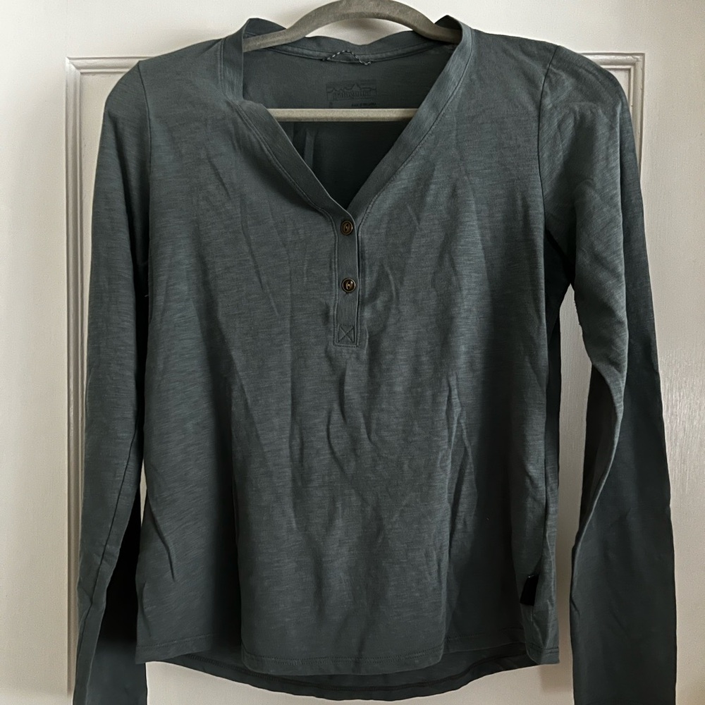 Patagonia Women's Blue Gray Long Sleeve V-Neck